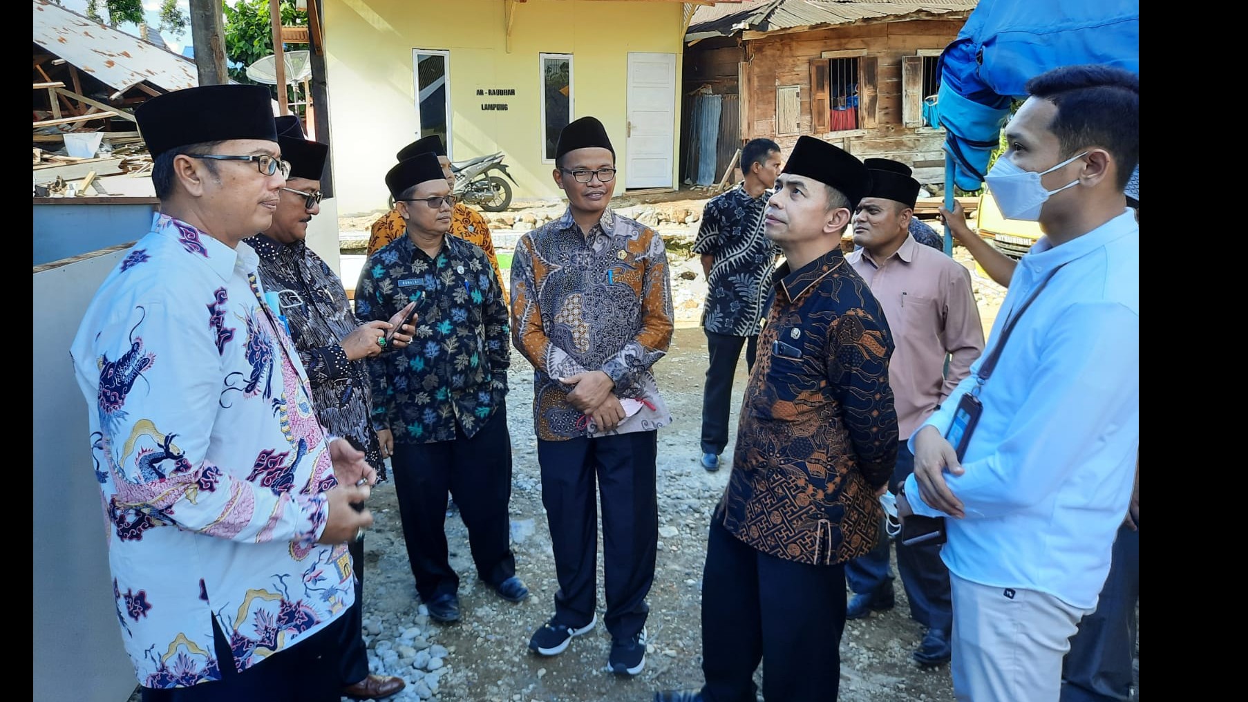 Direktur Urais Binsyar Kemenag Adib (Ketiga dari kanan) mengunjungi masjid terdampak gempa di Pasaman Barat, Kamis (14/4/2022)