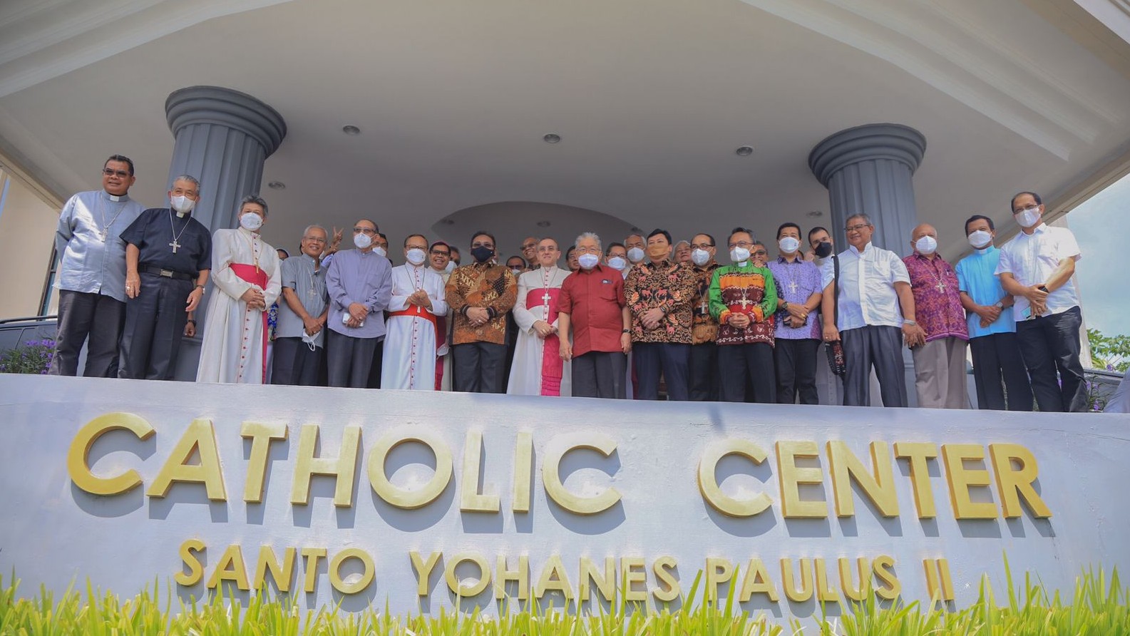Menag Yaqut foto bersama dengan Dubes Vatikan dan para Uskup se Indonesia