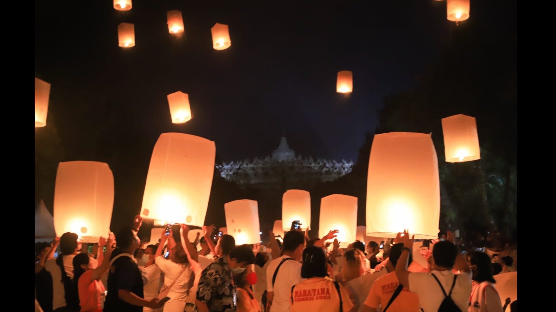 Ratusan umat melakukan pelepasan lampion di Pelataran Candi Agung Borobudur, Senin (16/5/2022)