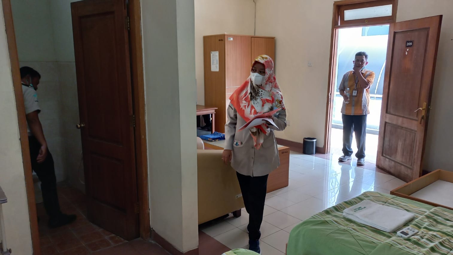 Proses pemeriksaan sanitasi asrama haji Pondok Gede