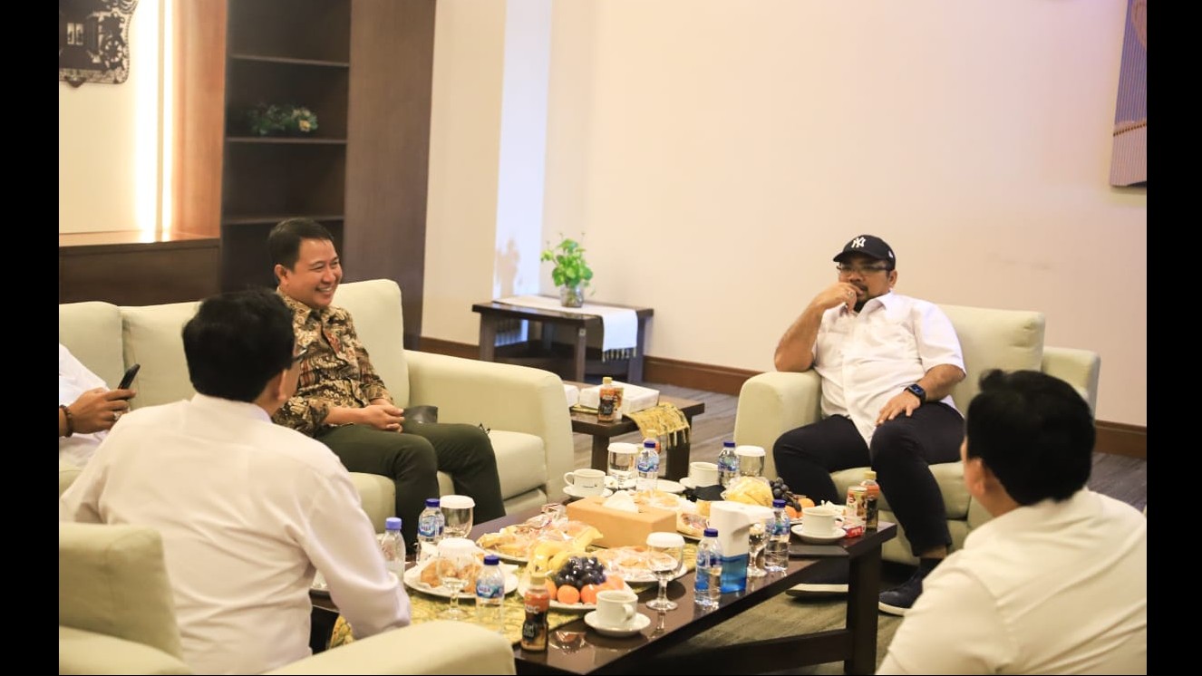 Menag Yaqut (bertopi) berbincang dengan Dirjen PHU Hilman Latief (berbaju batik) di ruang VIP Bandara Soetta, Senin (23/5/2022) siang.