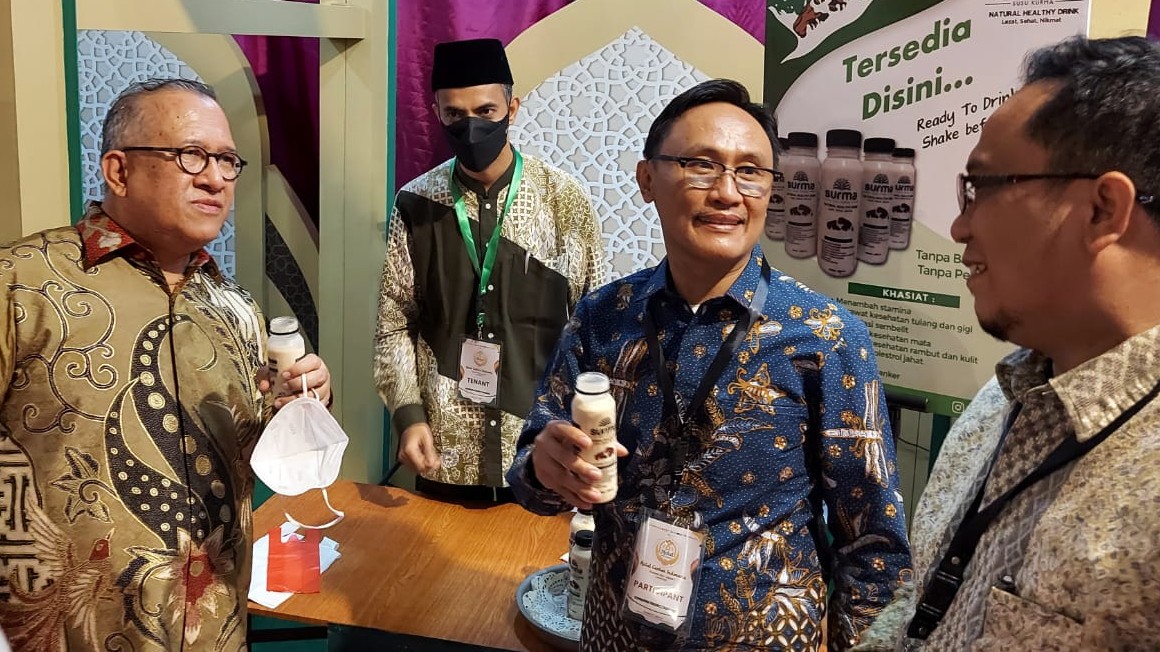 Kepala BPJPH Aqil Irham (berbatik biru) menyampaikan bahwa pemerintah targetkan makana halal Indonesia tempati rangking 1 dunia di 2023.