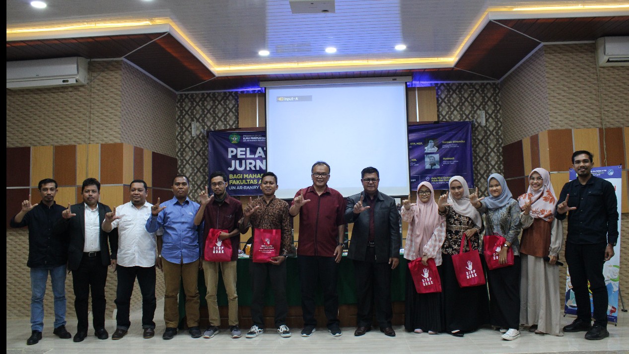 Narasumber dan perwakilan peserta pelatihan jurnalistik UIN Ar-Raniry Banda Aceh berpose bersama, Sabtu (28/5/2022)