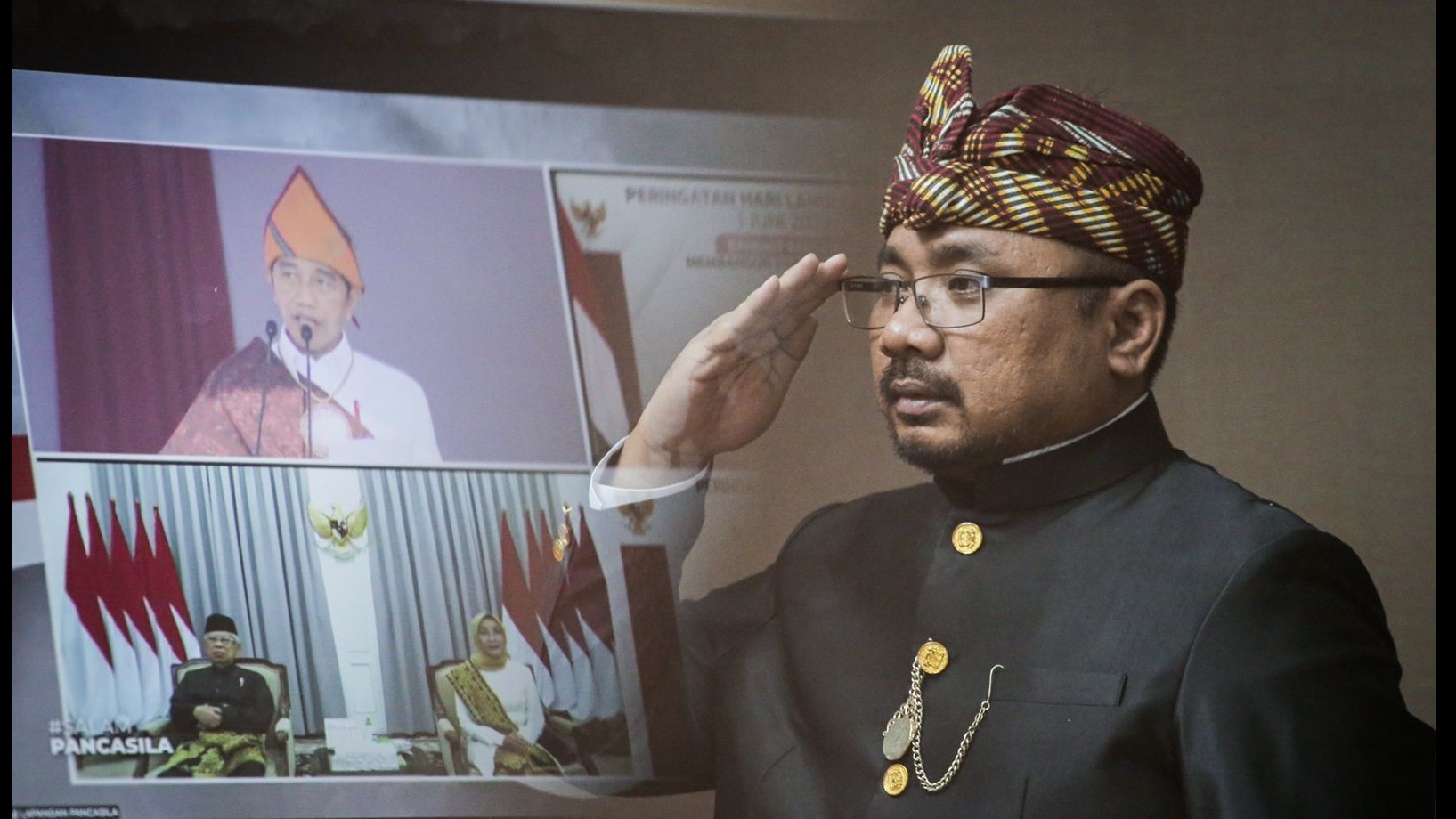 Menag mengenakap pakaian adat Bali saat memgikuti upacara Peringatan Hari Pancasila 2022 secara virtual