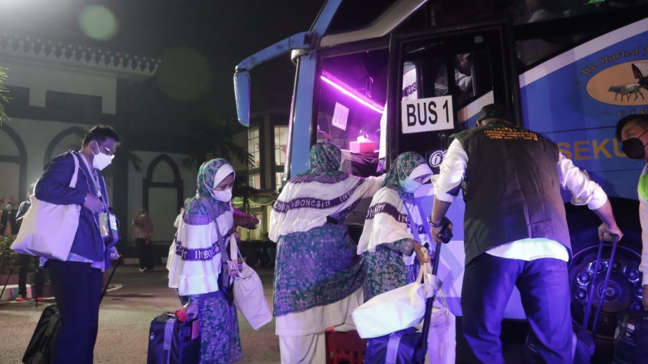 Jemaah kloter pertama Embarkasi Jakarta menaiki bus menuju bandara Soekarno-Hatta