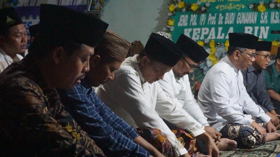 Menag dan Ketua PBNU saat Ziarah Ke Makam Gus Lutfi di Rembang