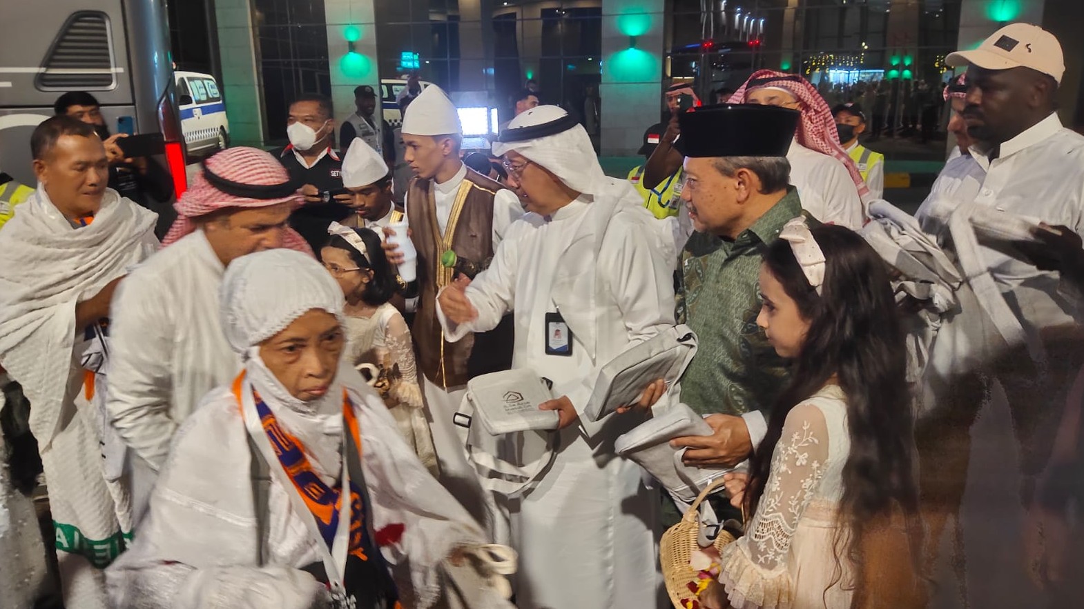 Konjen RI di Jeddah Eko Hartono sambut kedatangan jemaah haji di Makkah
