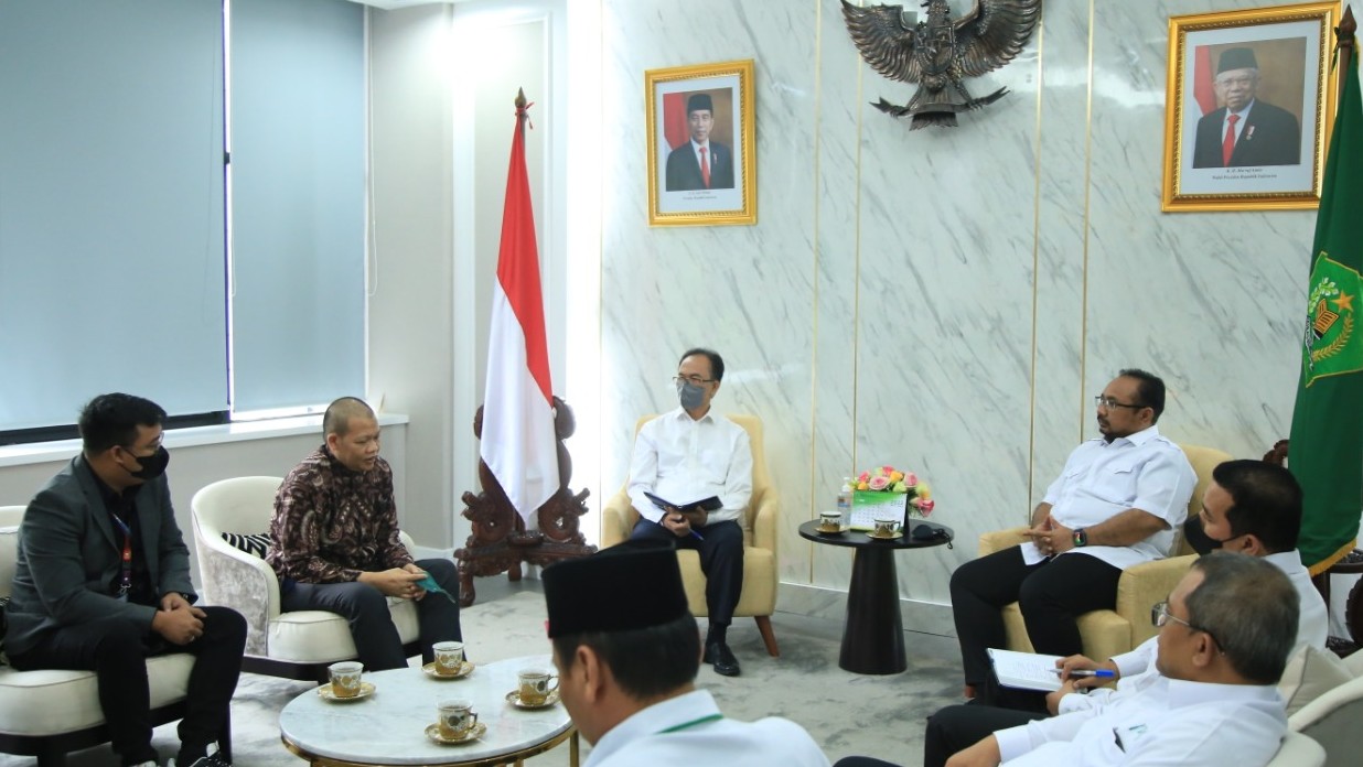 Menag Menerima Audiensi Panitia Nasional Pesparawi Nasional ke XIII Tahun 2022 di ruang audiensi kantor Lapangan Banteng. (13/06/2022).