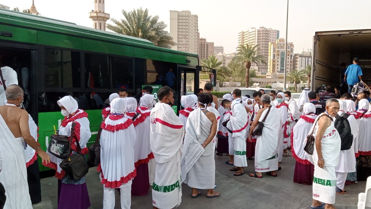 Jemaah JKG 24 Bersiap Naik Bus Shalawat untuk Umrah