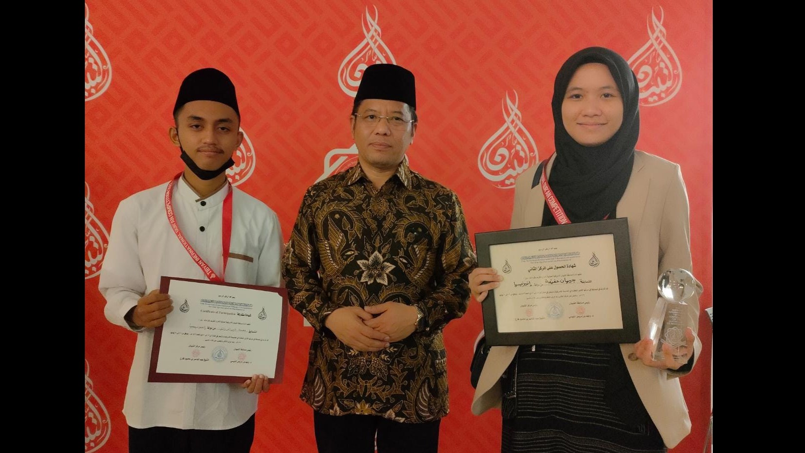 Dua hafiz asal Indonesia berfoto dengan Dirjen Bimas Islam Kamaruddin Amin (tengah) usai memenangkan kejuaraan di Amerika, Minggu (19/6/2022)