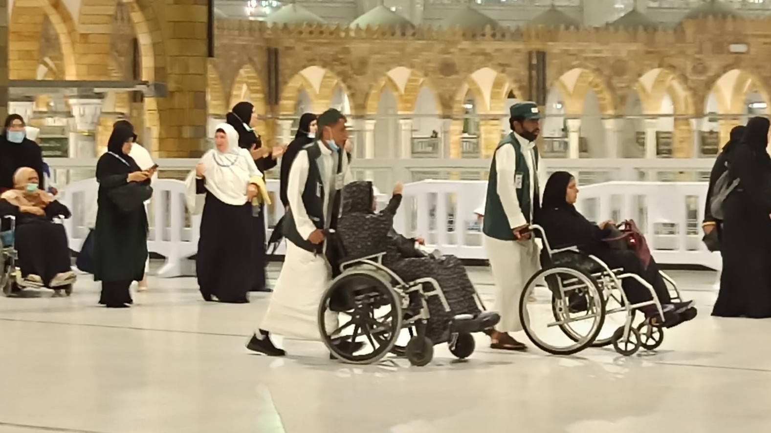 Layanan jasa resmi pendorong kursi roda di Masjidil Haram (foto: MCH 2022)