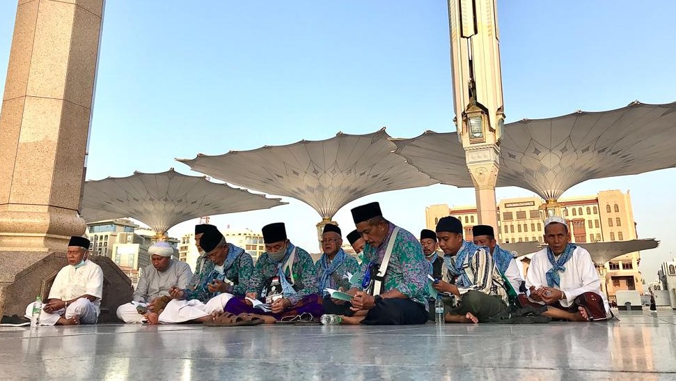 Calon Jemaah Haji asal Indonesia saat berada di plataran Masjid Nabawi