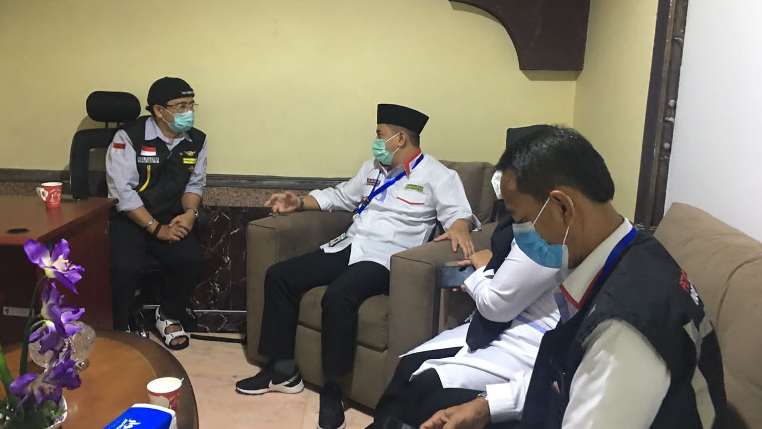 Kepala Bidang Pengawasan Haji Khusus Mujib Roni dan Kepala Pusat Kesehatan Haji Kemenkes Budi Sylvana Menggelar Rapat Koordinasi di KKHI Makkah