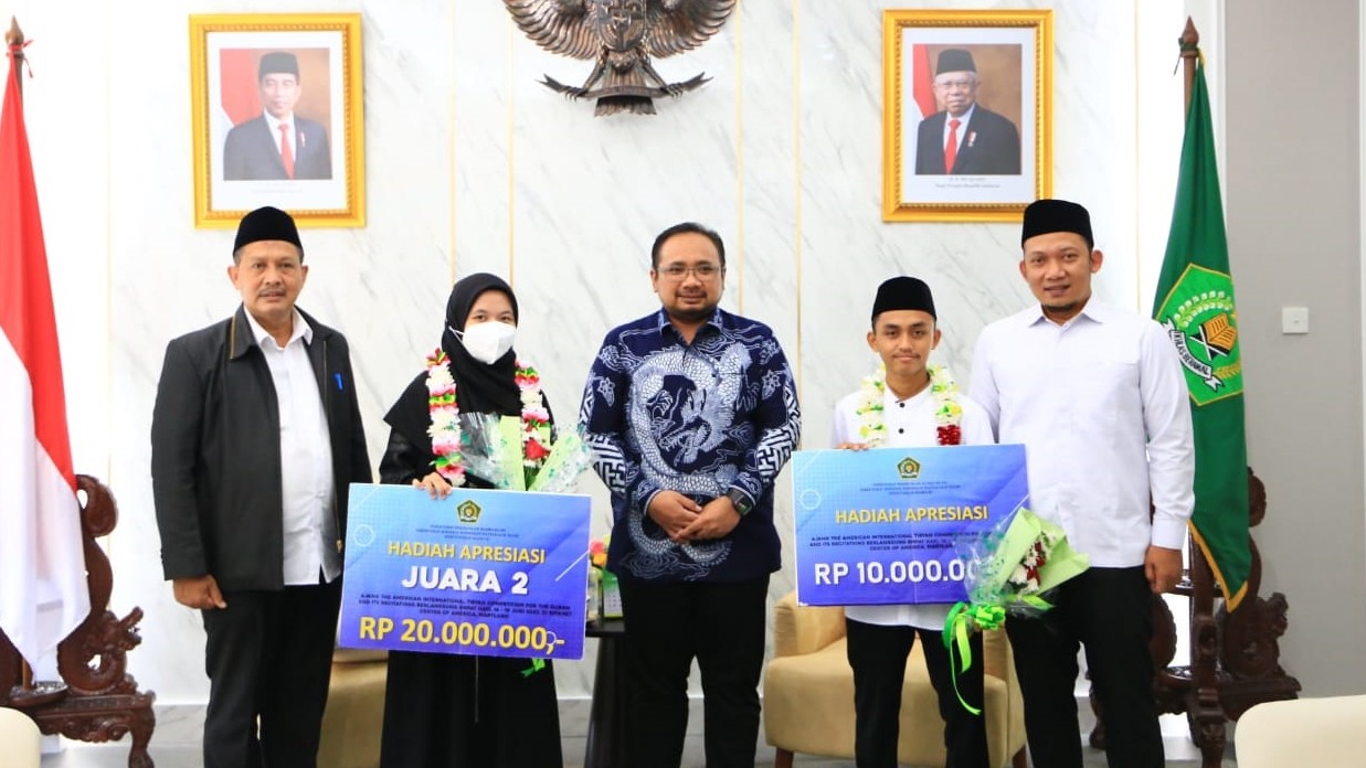 Menag bersama dua hafiz Indonesia yang ikut dalam ajang The American International Tibyan Competition for the Quran and Its Recitations