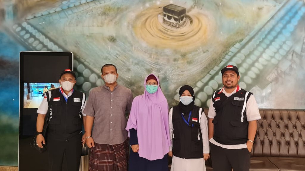 Tri Hidayatno dan Siti Wahyuningrum Jemaah asal Embarkasi Jakarta – Bekasi (JKS 8) bersama Petugas Haji
