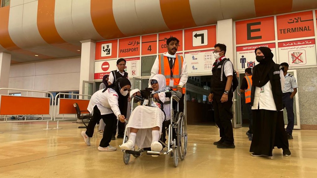 Jemaah SOC 43 dengan kursi roda keluar dari Bandara Internasional King Abdul Aziz, Jeddah
