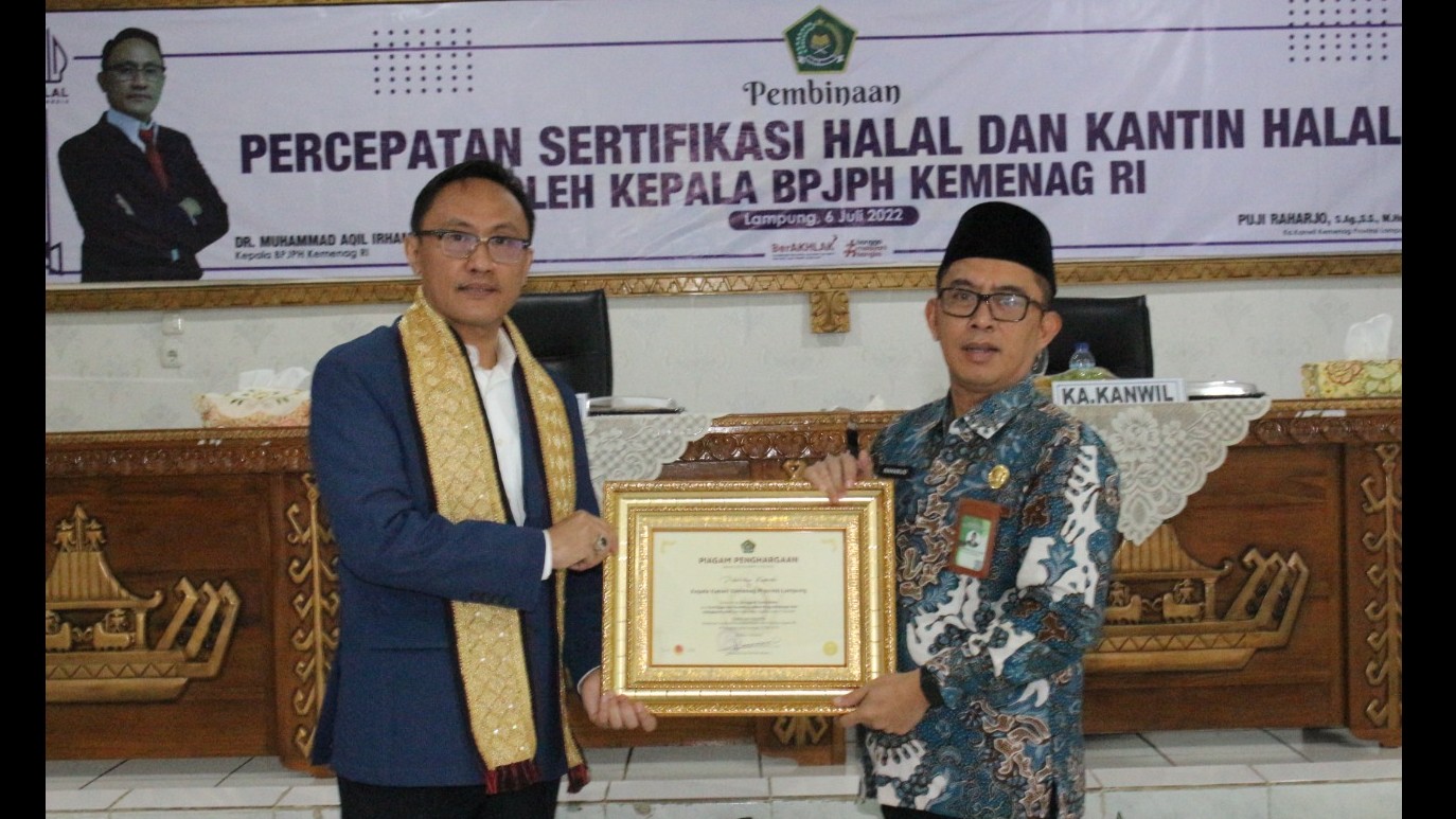 Kepala BPJPH M. Aqil Irham (berjas biru) bersama Kakanwil Kemenag Provinsi Lampung, Rabu (6/7/2022) (Foto: Humas Kemenag Lampung)