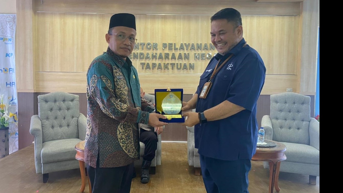 Kepala KPPN Tipe A2 Tapaktuan, Andi Khairuddin menyerahkan plakat penghargaan kepada Kakankemenag Subulussalam