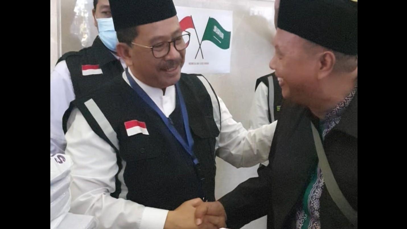Wakil Menteri agama sekaligus Naib Amirul Hajj Zainut Tauhid Sa'adi melepas keberangkatan kloter pertama jemaah haji yang akan pulang ke tanah ai