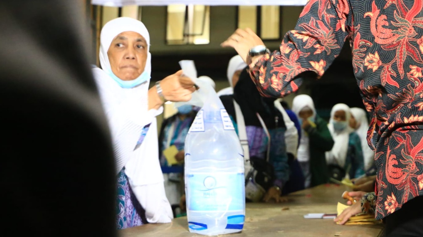 Jemaah JKS 1 menerima 5 liter air Zamzam di Asrama Haji Bekasi