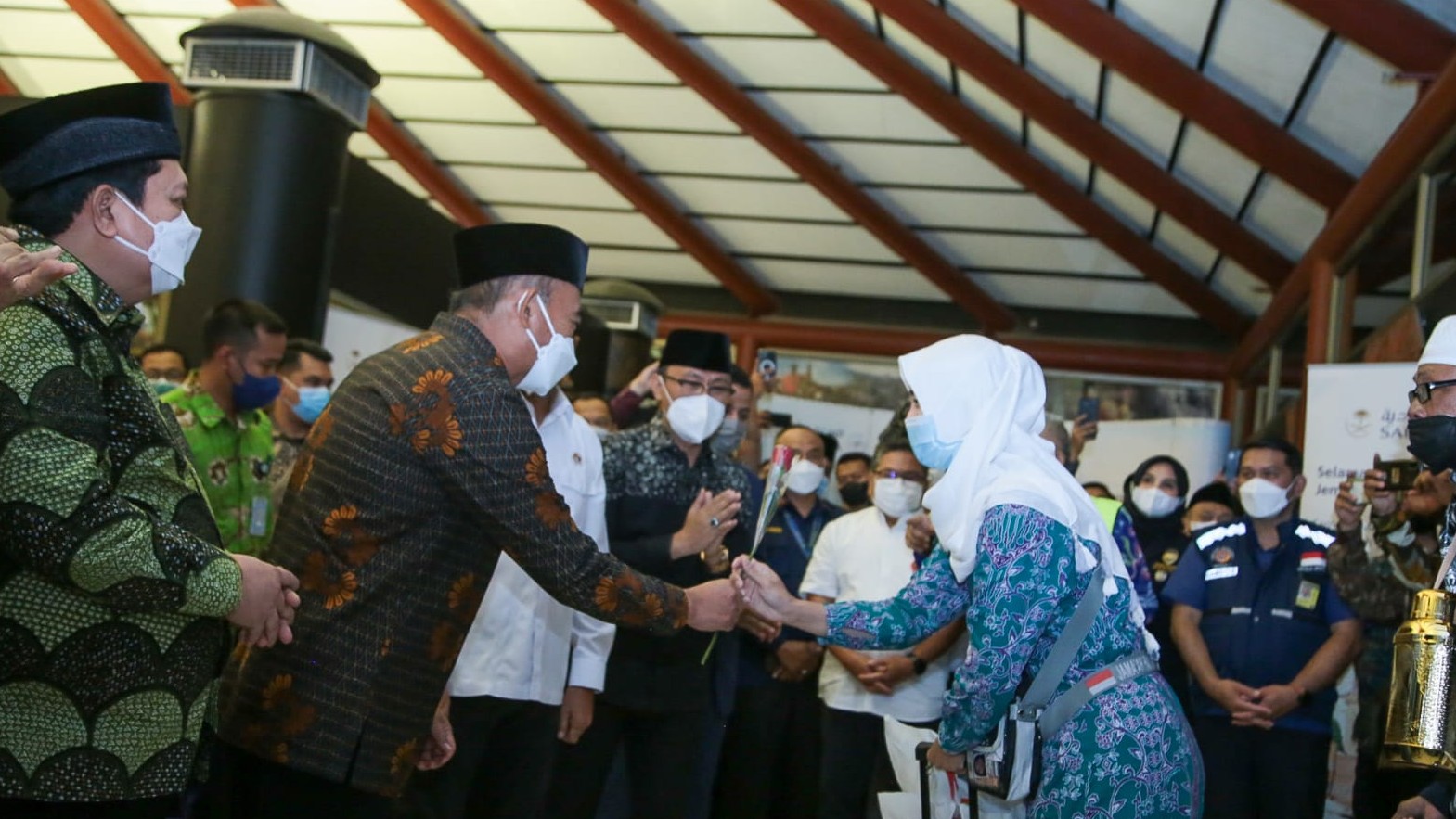 Menko PMK sambut kedatangan jemaah haji di Bandara Soekarno-Hatta, Cengkareng