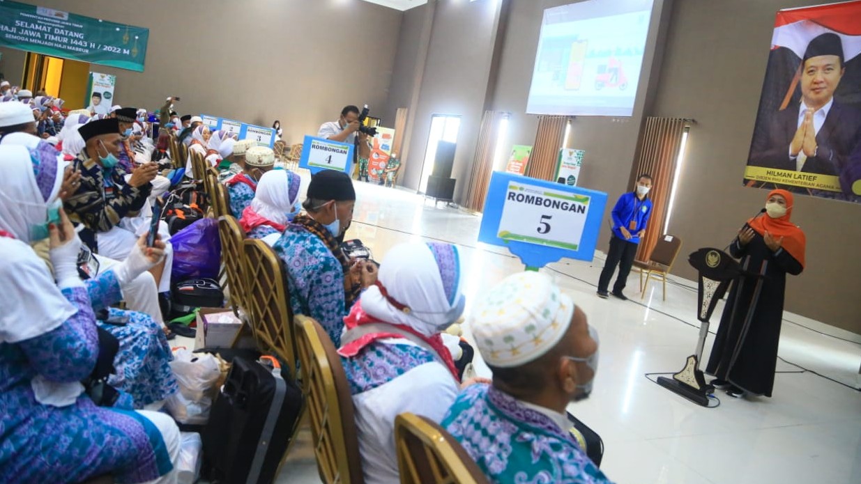 Gubernur Jawa Timur Khofifah Indah Parawansa menyambut kedatangan jemaah haji kloter 1 asal Tuban, Jawa Timur.