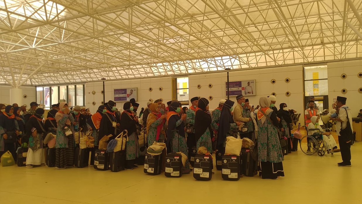 Jemaah haji berbaris di paviliun bandara KAAIA Jeddah Arab Saudi sebelum bertolak ke tanah air