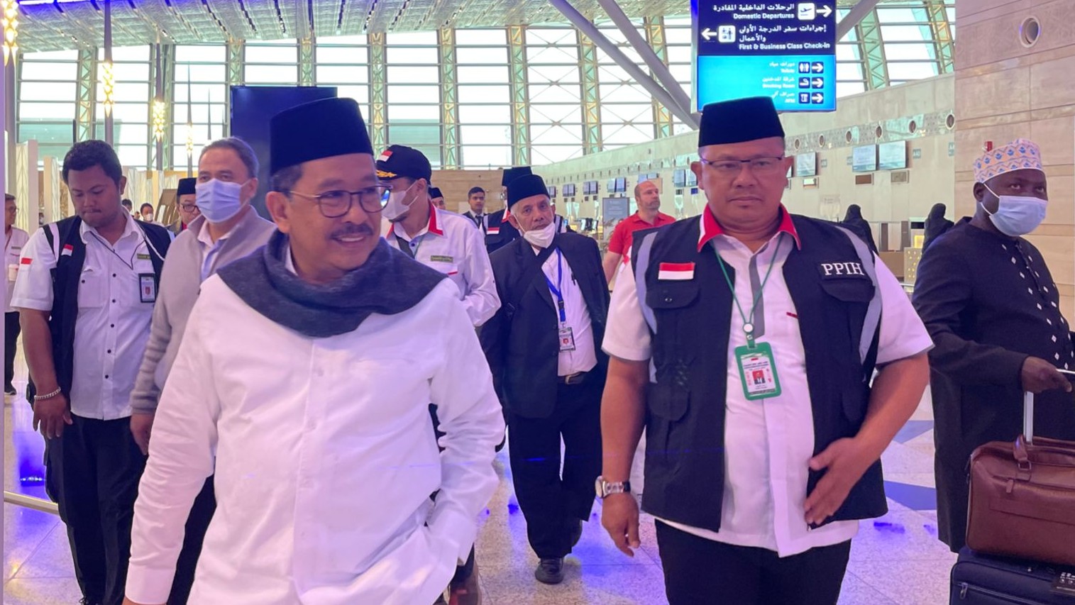 Wamenag Zainut Tauhid Saadi didampingi Direktur Pelayanan Haji dalam Negeri Saiful Mujab jelang bertolak ke tanah air, Jeddah. Kamis (21/7/2022)