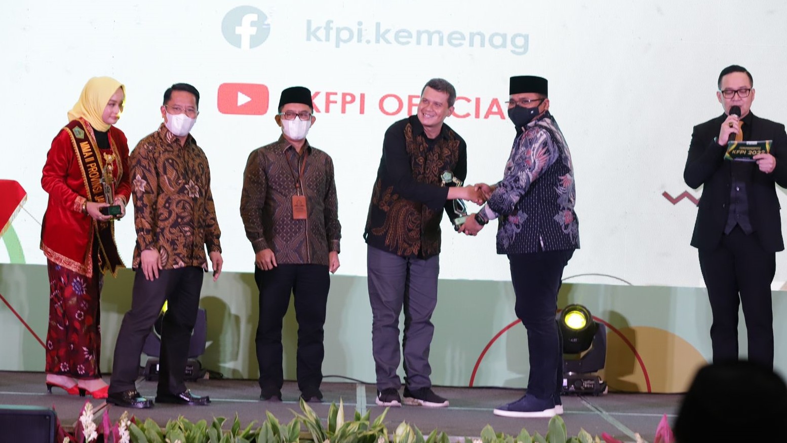 Menag menyerahkan penghargaan kepada pemenang Kompetisi Film Pendek Islami (KFPi) Tahun 2022