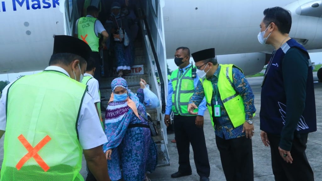 Kakanwil Kemenag Sumut, Abdul Amri sambut kedatangaan jemaah kloter 1 Medan di Bandara Kualanamu