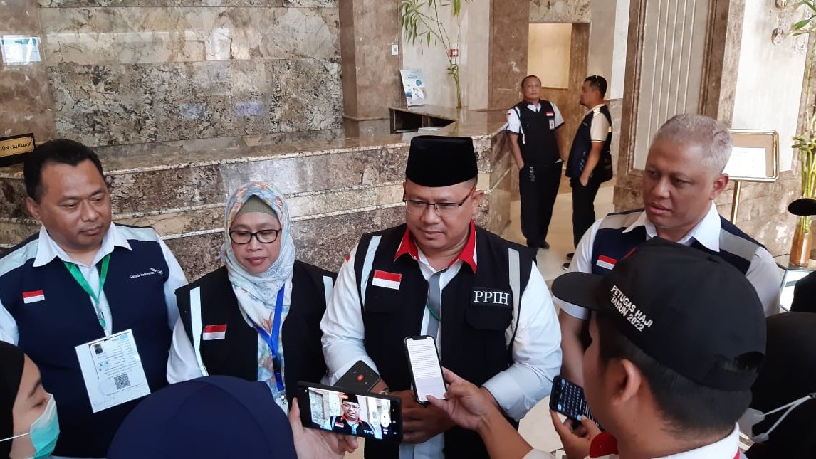 Pengendali Teknis Layanan Haji Dalam Negeri didampingi perwakilan dari Garudan Nano Muchammad dam Sampiriyanto Sunar, Ahad (24/7/2022)