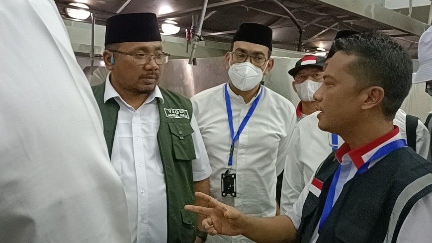 Asep Rohadian (Pelayan Konsumsi Jemaah Haji Indonesia di Makkah) beri penjelasan kepada Menag saat tinjau dapur katering