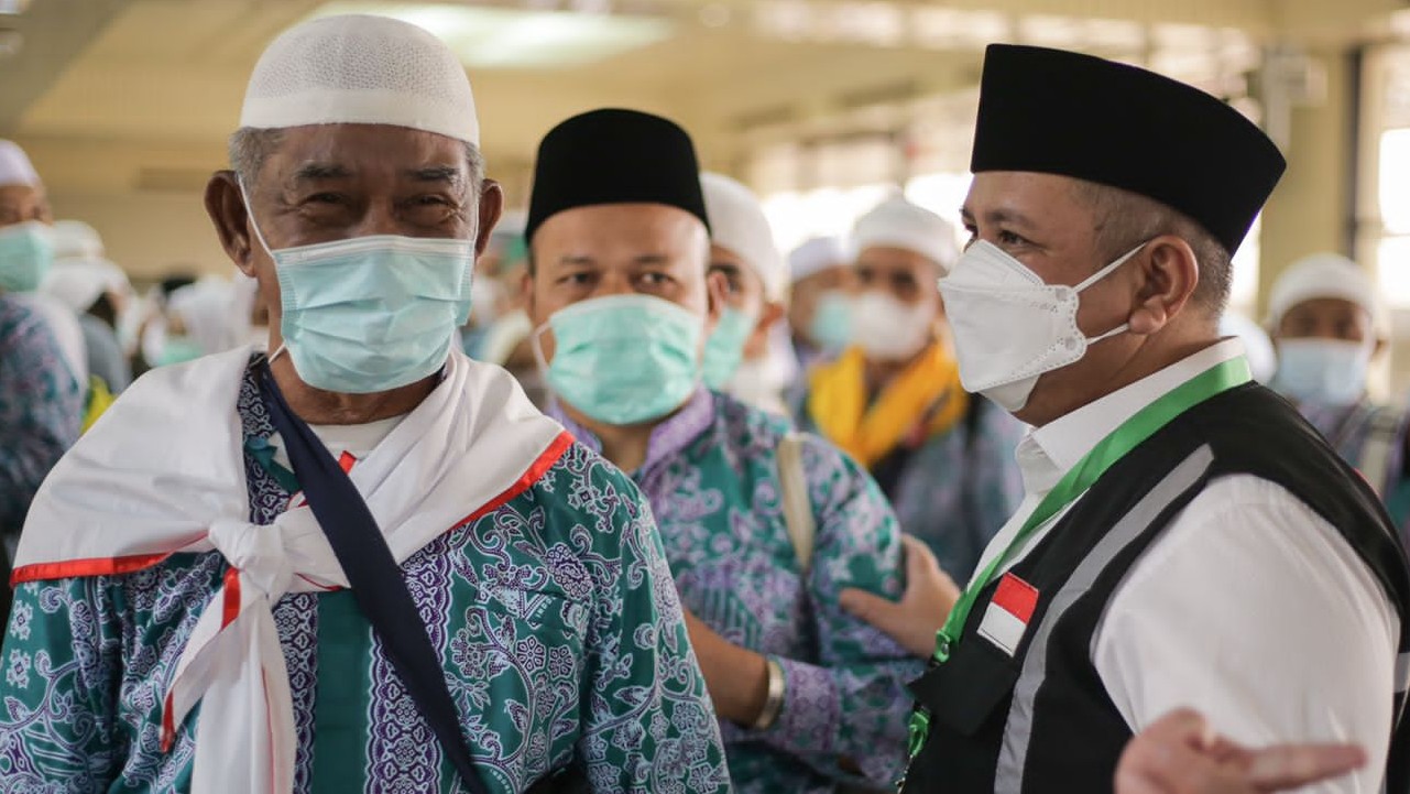 Kakanwil Kemenag Kepri Mahbub Daryanto menyambut kepulangan jemaah haji kloter 01 BTH di Bandara Hang Nadim Batam