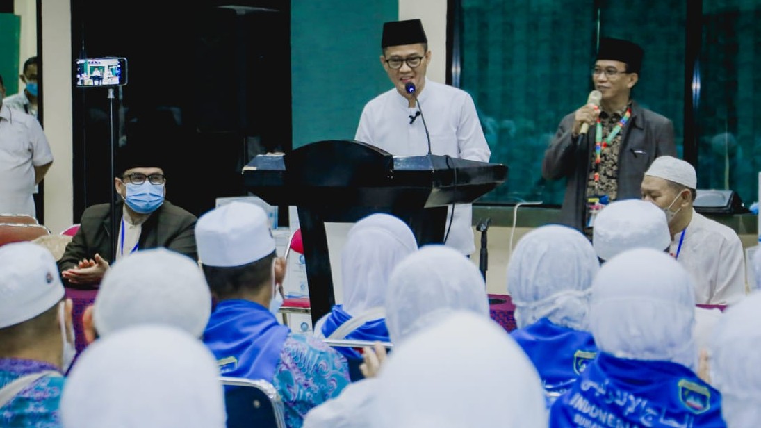 Kakanwil Kemenag Sumsel Syafitri Irwan menyambut jemaah haji kloter 01 PLM di Asrama Haji Debarkasi Palembang