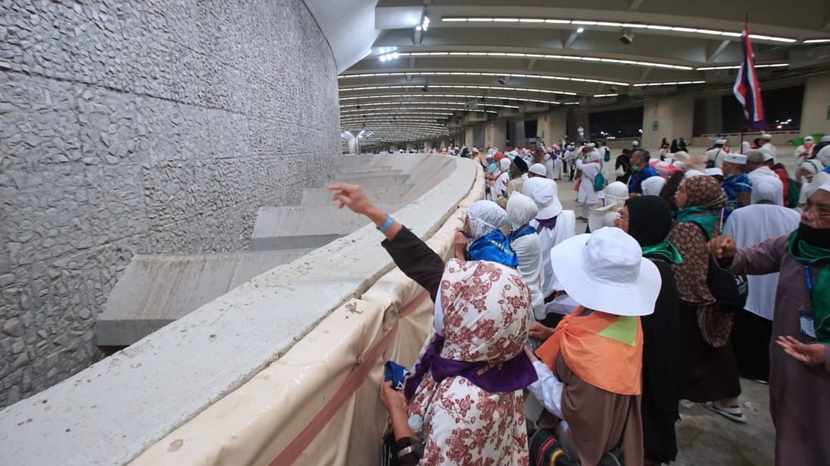 Jemaah Haji Indonesia saat melempar jumrah