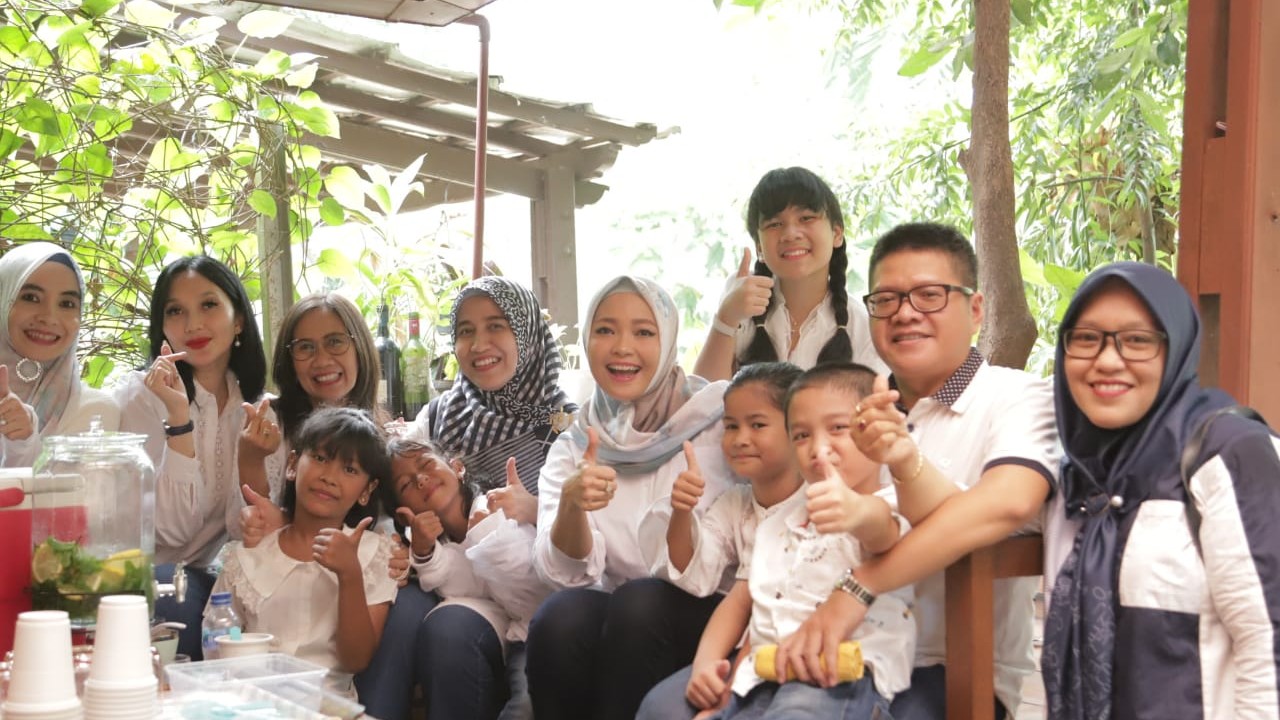 Eny Yaqut bersama DWP Kemenag RI di Kediaman Pencipta Lagu "Hari Anak Indonesia".