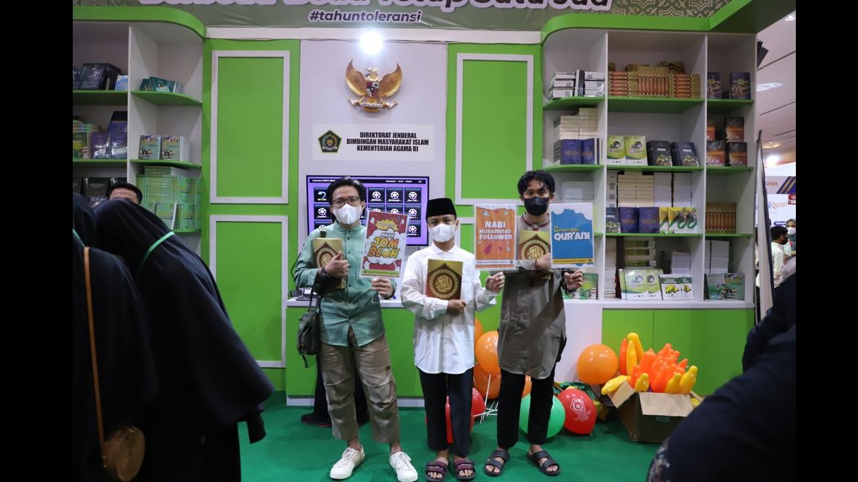 Pengunjung stan Bimas Islam di Islamic Book Fair 2022 mendapatkan Al-Qur'an gratis