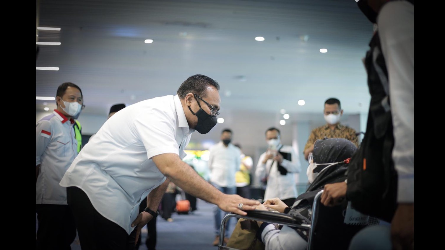 Menag menyambut kedatangan petugas haji di Bandara Soekarno Hatta, Tangerang, Minggu (7/8/2022)