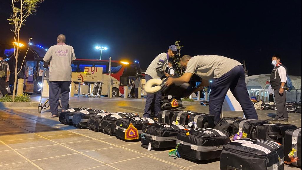Petugas bandara menata koper jemaah haji Indonesia yang tiba di Bandara AMAA Madinah jelang kepulangan