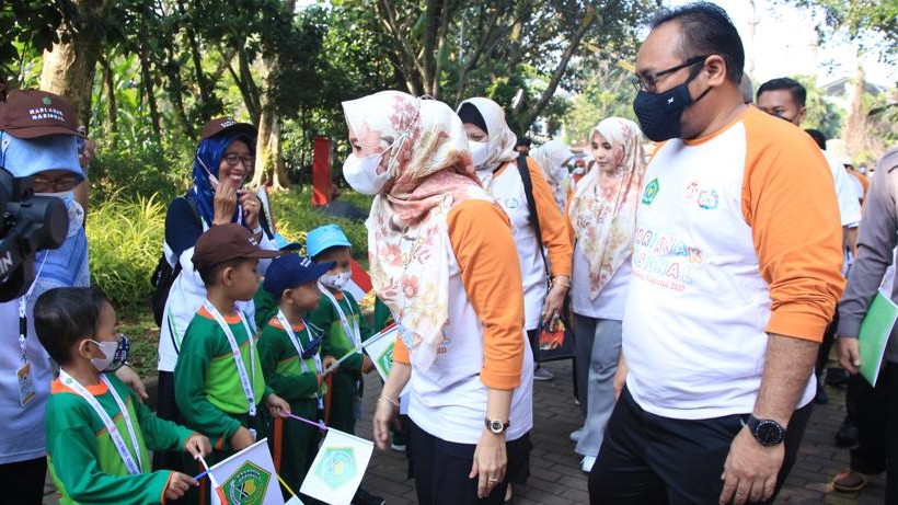 Menag bersama Penasihat DWP Kemenag RI Eny Retno Yaqut menyapa anak-anak di HAN 2022