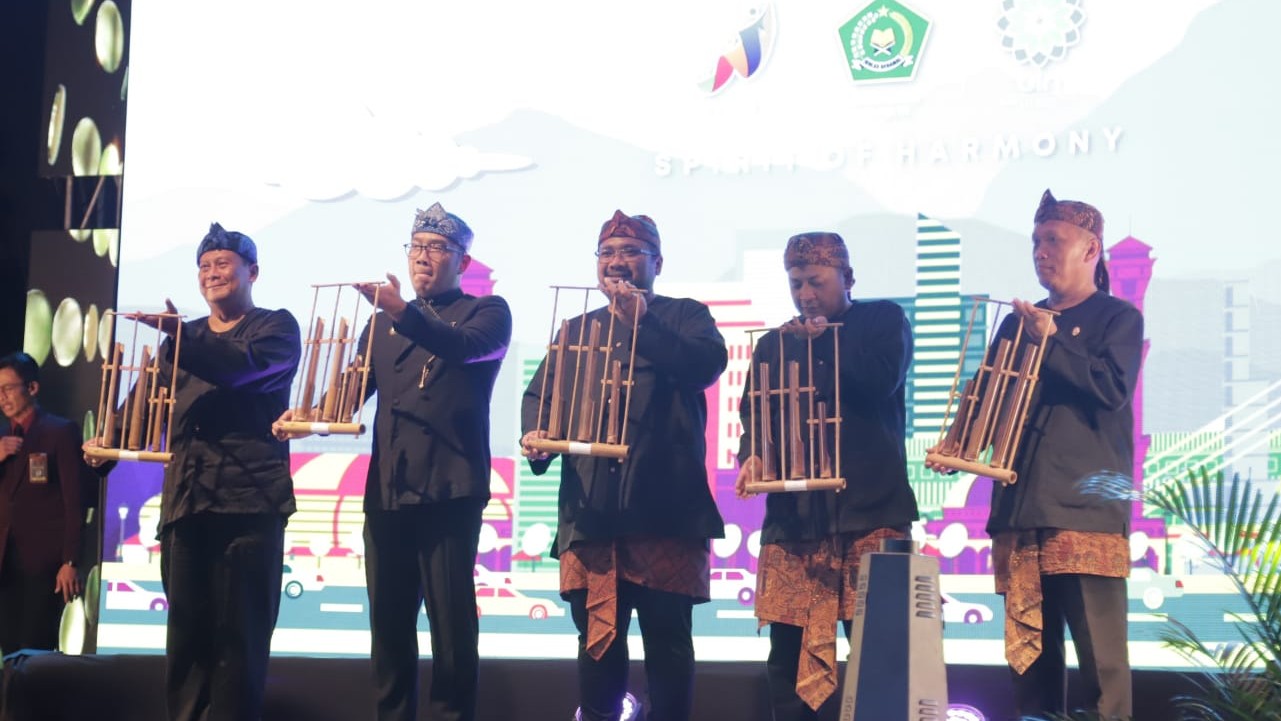 Pembukaan secara simbolis ditandai dengan memainkan angklung bersama Menag Yaqut, Gubenur Jabar, Ridwan Kamil, dan Dirjen Pendis Muhammad Ali Ramdhani