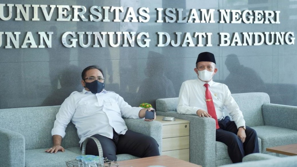 Menag Yaqut Cholil Qoumas bersama Rektor UIN Bandung Mahmud