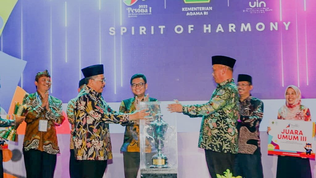 Wakil Menteri Agama Zainut Tauhid Sa'adi menyampaikan piala bergilir PESONA kepada Rektor UIN Sunan Gunung Djati Bandung