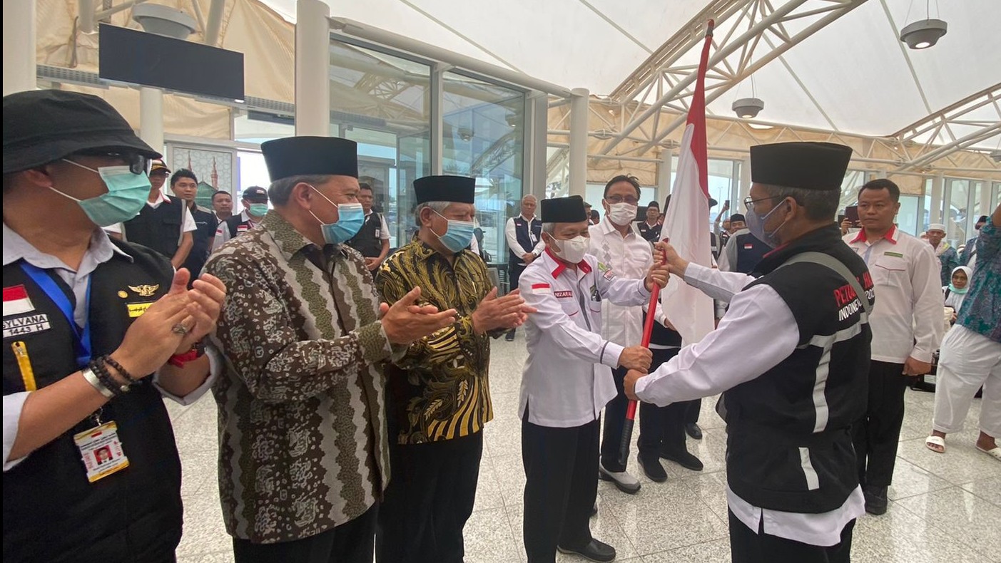 Sekjen Kemenag Nizar Ali melepas jemaah yang tergabung dalam SOC 43, di Bandara AMAA Madinah, Sabtu (13/8/2022).