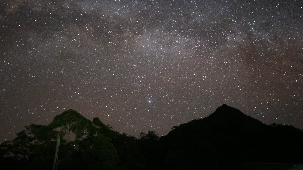 Kawasan Observatorium Nasional Timau langitnya sangat cerah dan sangat gelap, jauh dari polusi cahaya. Galaksi Bimasakti terlihat jelas dengan latar d