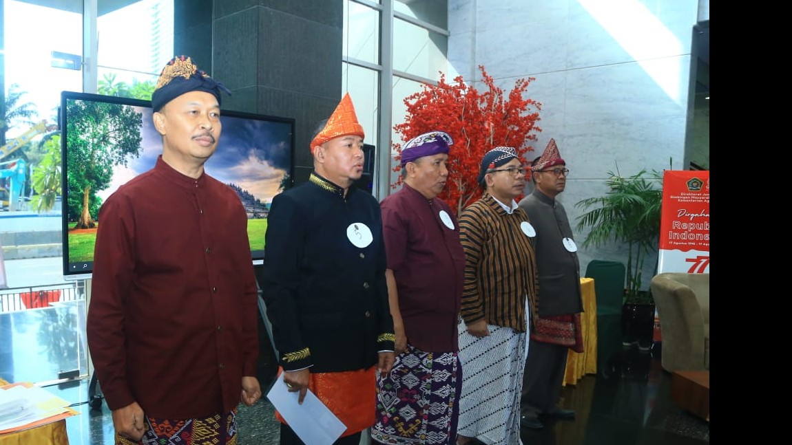 Plt. Direktur Jenderal Bimas Budha Nyoman Suriadarma (kiri) membuka acara HUT ke-77 RI di Ditjen Bimas Buddha