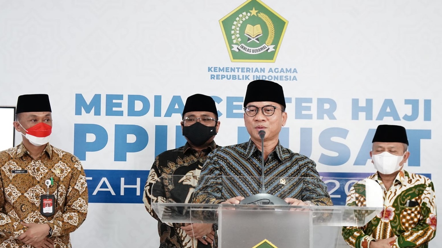 Wakil Ketua MPR Yandri beri keterangan pers terkait penutupan operasional haji di asrama haji pondok gede, Jakarta