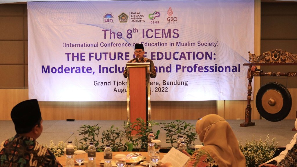Wamenag saat memberikan keynote speech pada pembukaan kegiatan The 8th ICEMS di Bandung, Senin (22/8/2022).