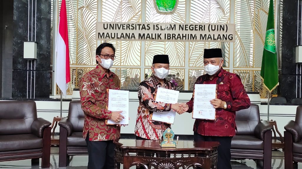 Serah terima hibah tanah antara Bupati Malang dengan Sekjen Kemenag disaksikan Rektor UIN Malang