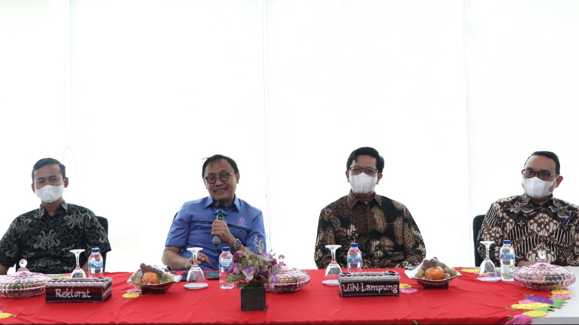 Kepala BPJPH M. Aqil Irham (berbaju biru) saat memimpin proses Asesmen Pengajuan LPH UIN Raden Intan Lampung, Kamis (25/8/2022)